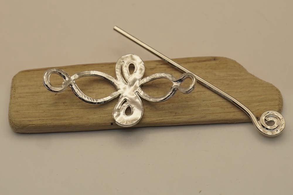 Haarspeld met stokje krullende knoop in de kleur zilver, Importeur :  Riemen bretels, Marktplaats@riemen-bretels.nl, Haarspeld