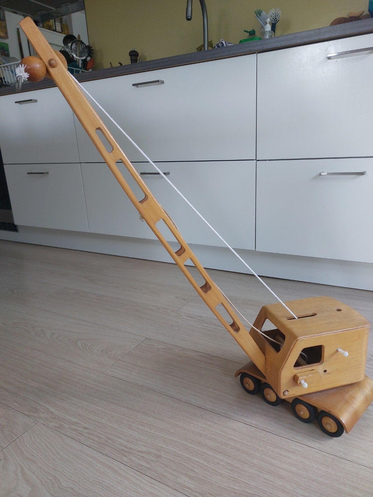 Houten hijskraan. Vintage, Ophalen, Gebruikt