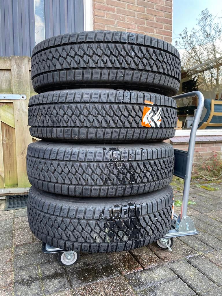 Winterbanden Bridgestone 215/75R16 Blizzak W810 op velgen, Ophalen, 16 inch, Banden en Velgen, Winterbanden