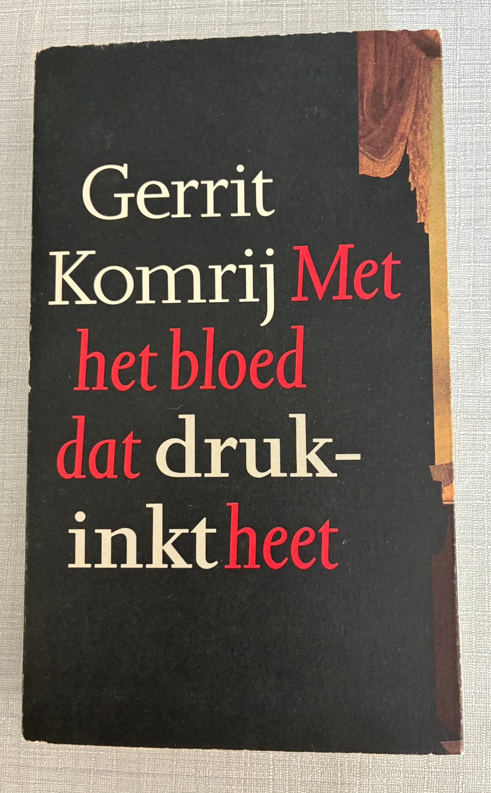 Gerrit Komrij - Met het bloed dat drukinkt heet, Ophalen of Verzenden, Gelezen, Gerrit Komrij, Nederland