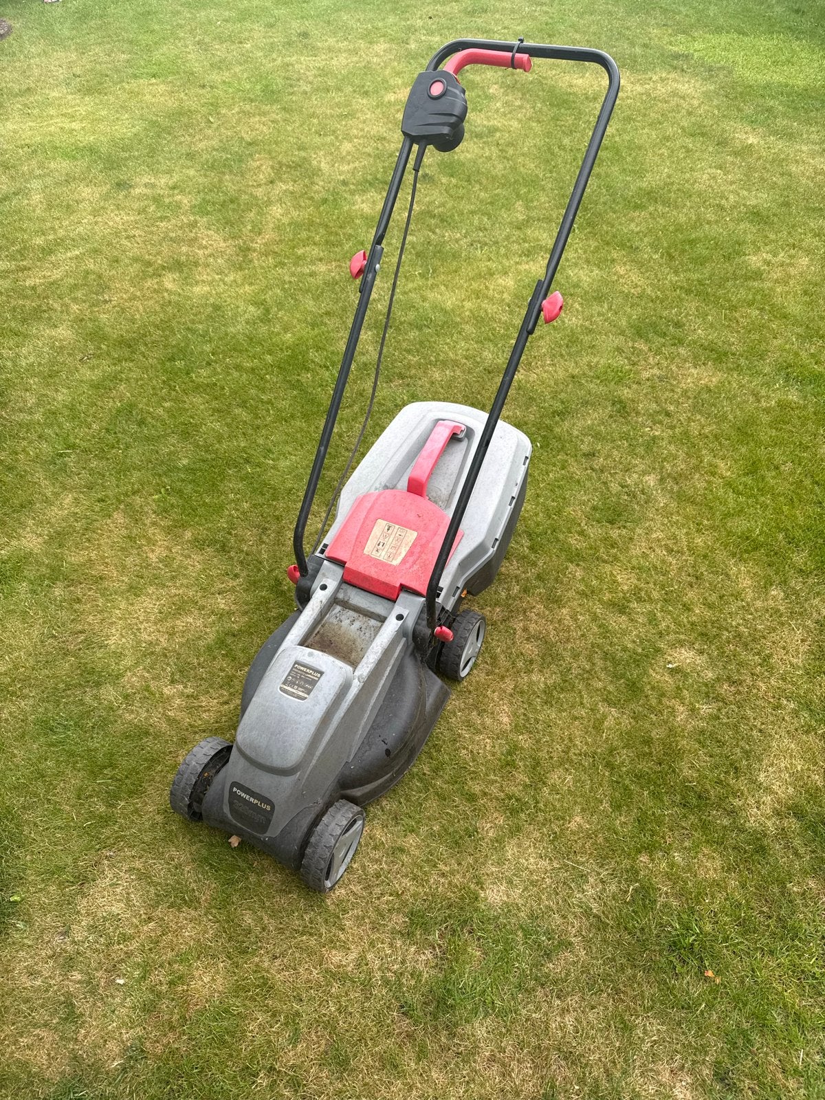 Elektrische grasmaaier Powerplus 320mm - Werkt goed, Ophalen, Gebruikt, 30 t/m 39 cm, Elektrische grasmaaier