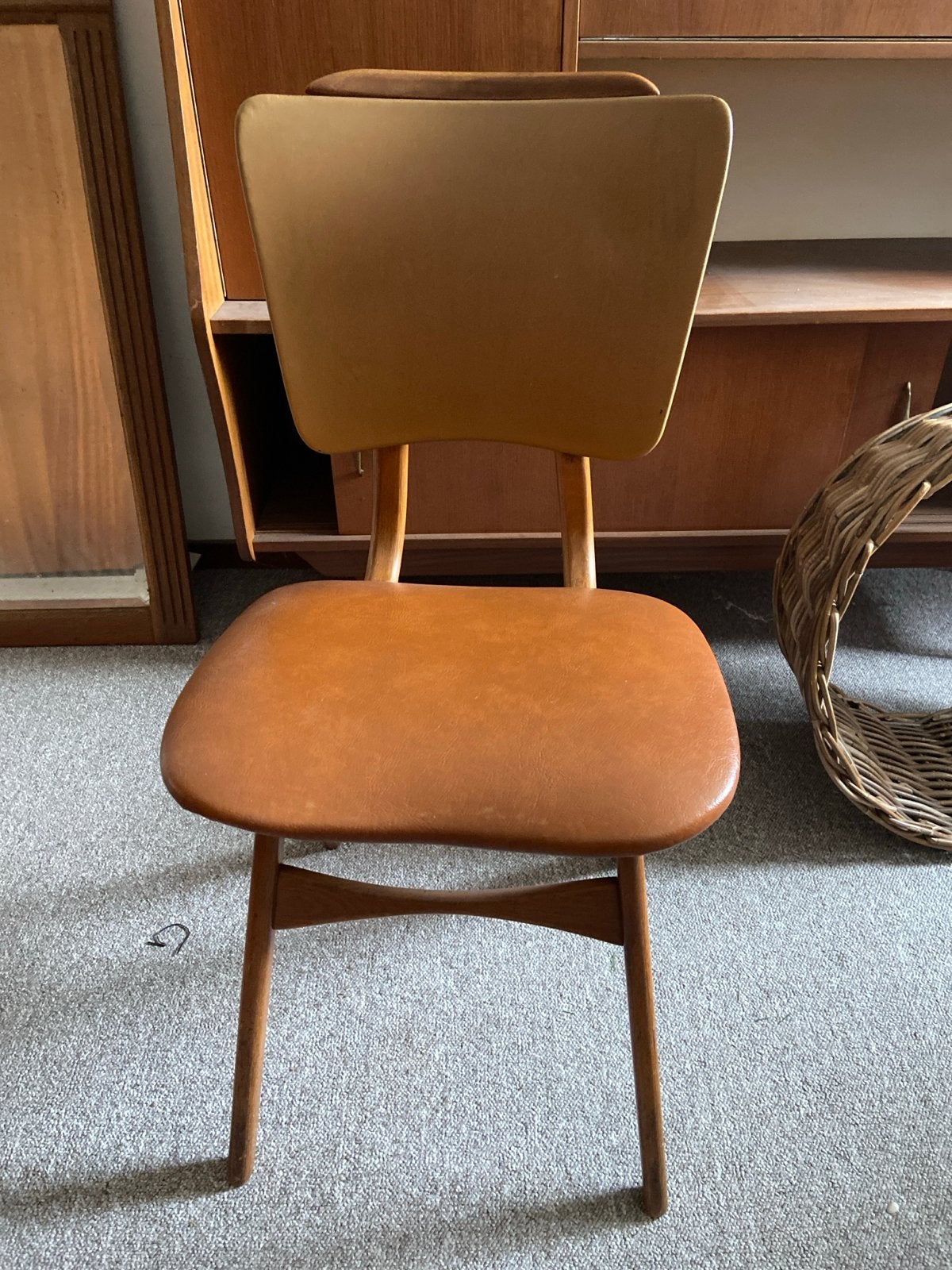 Vintage stoel met houten frame en kunstleren bekleding, Ophalen