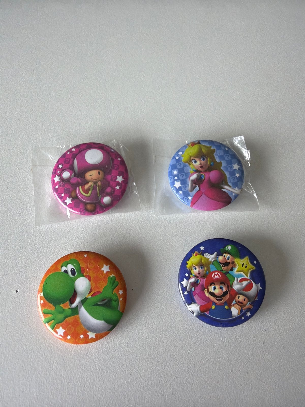 Super Mario Bros. Buttons Set (4 stuks), Ophalen of Verzenden, Zo goed als nieuw, Figuurtje, Speldje of Pin