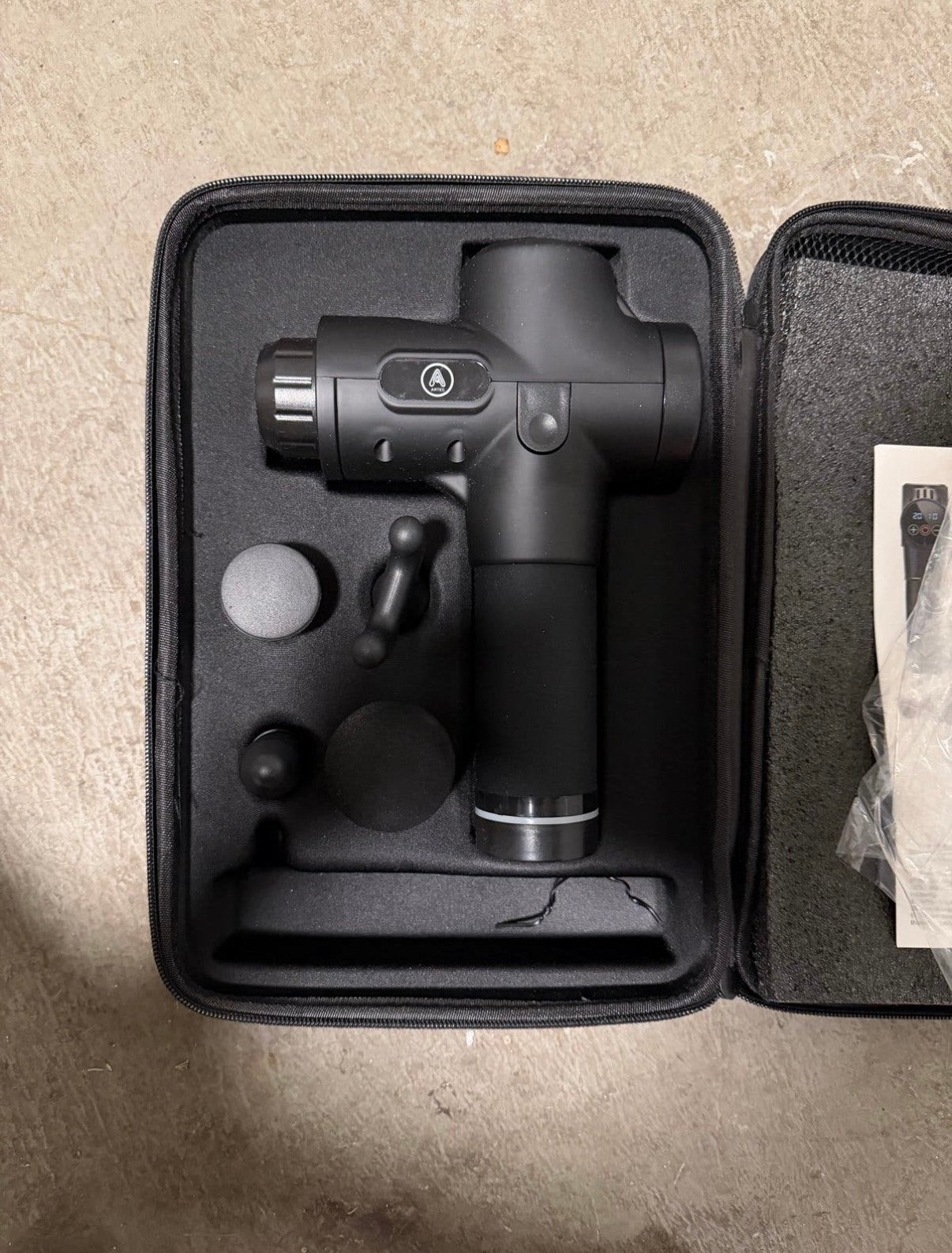 Massage gun met koffer en opzetstukken – zonder oplader, Ophalen, Zo goed als nieuw, Apparaat