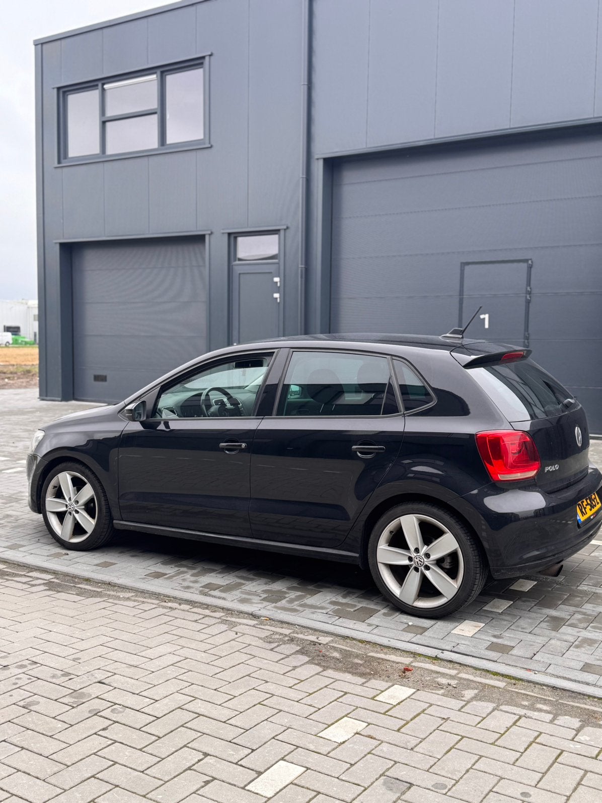 Volkswagen Polo 1.2 TSI 77KW 2010 Zwart, Auto's, Volkswagen, Voorwielaandrijving, 40 €/maand, Zwart, 988 kg