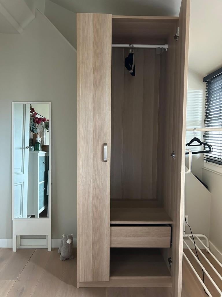 Mooie smalle IKEA kledingkast in houtlook., Smalle IKEA kledingkast in houtlook., 200 cm of meer, Eikenhout, 50 tot 100 cm