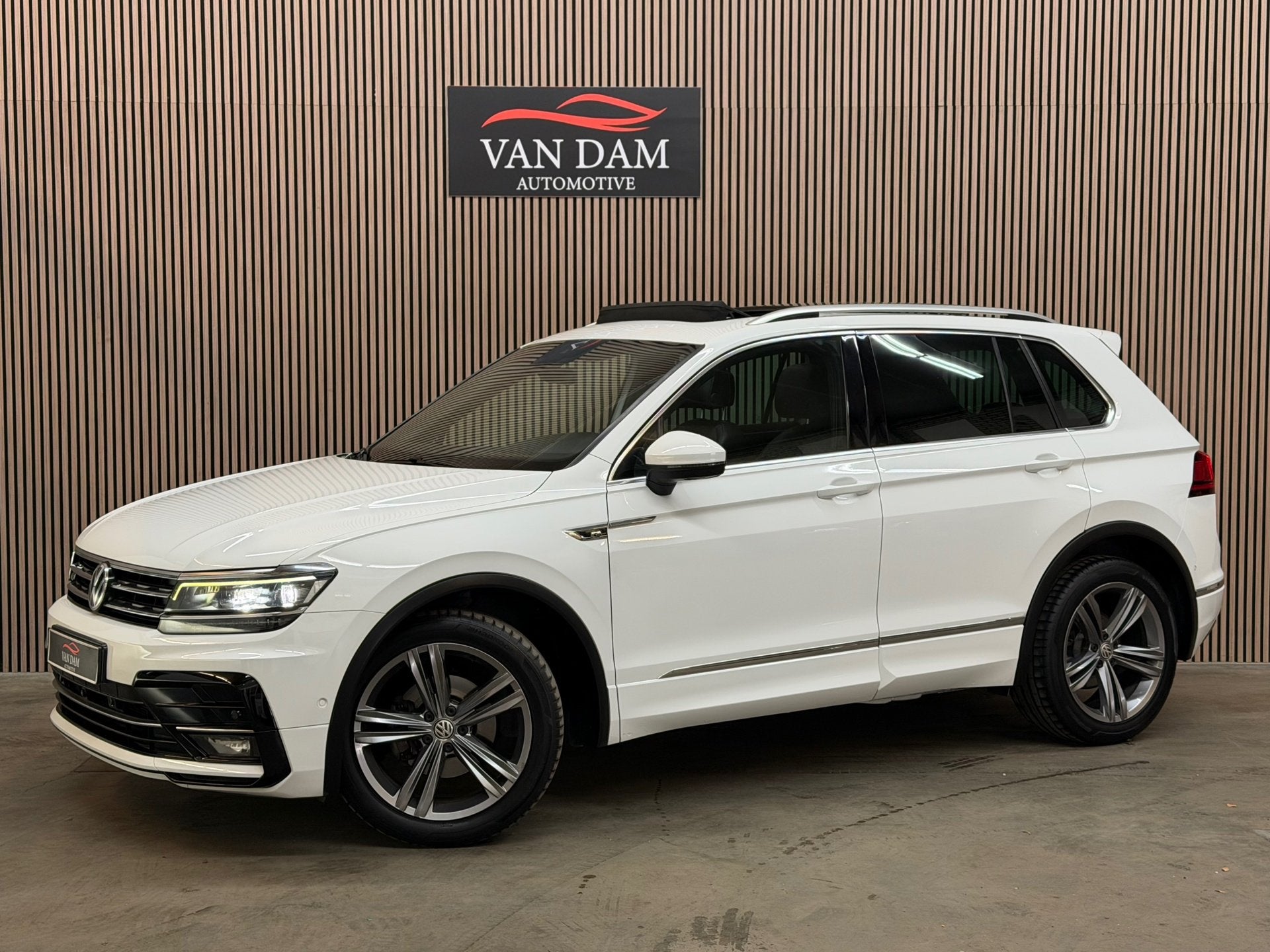 Volkswagen Tiguan 1.5 TSI 3x R-Line 2019 DSG LED PANO CAMERA, Auto's, Volkswagen, Euro 6, 150 pk, Wit, Bedrijf