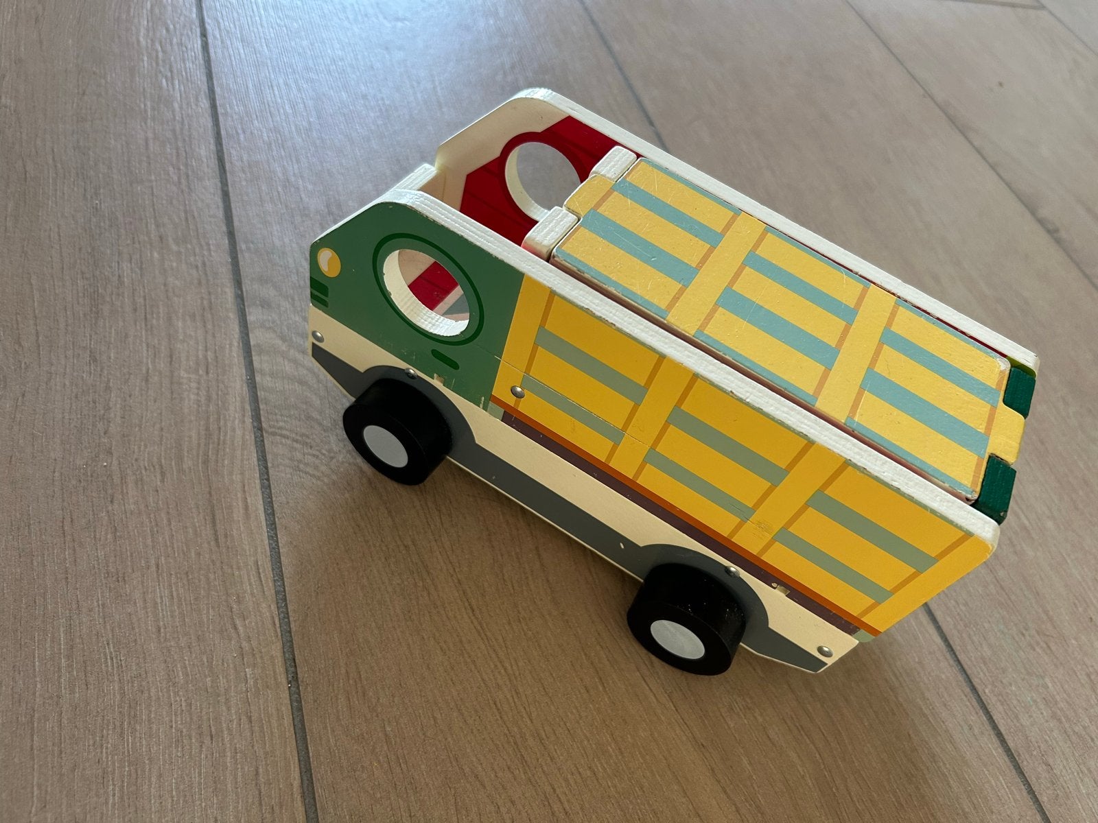 Houten speelgoed: auto die verandert in boerderij, Ophalen of Verzenden, Zo goed als nieuw, Overige typen
