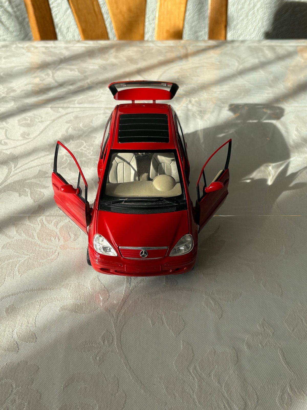 Maisto Mercedes-Benz A-Klasse Schaalmodel 1:18 Rood, Ophalen of Verzenden, Zo goed als nieuw, Auto, Maisto