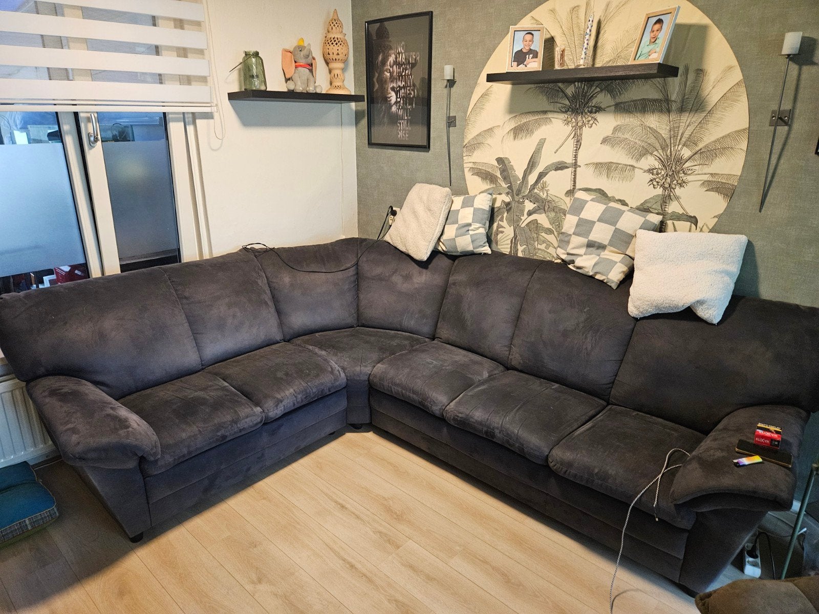 Comfortabele donkergrijze hoekbank, zo goed als nieuw, Huis en Inrichting, Banken | Bankstellen, Ophalen, 250 tot 300 cm, Modern en comfortabel