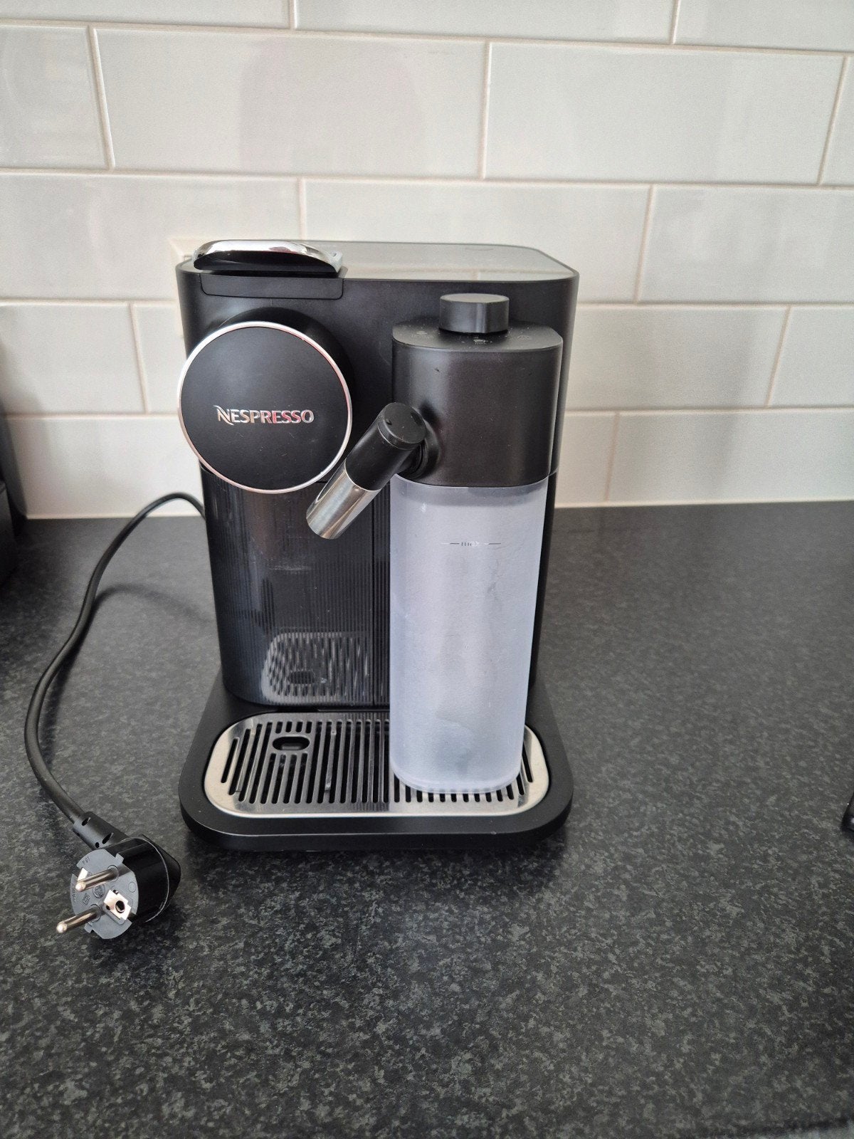 Nespresso De'Longhi grand Lattissima - Zwart, Ophalen of Verzenden, Zo goed als nieuw, Koffiepads en cups, Afneembaar waterreservoir