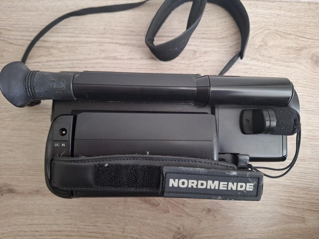 Retro Nordmende VHS-C Videocamera CV 1100 met koffer, Audio, Tv en Foto, Videocamera's Analoog, Ophalen of Verzenden, VHS-C of SVHS-C