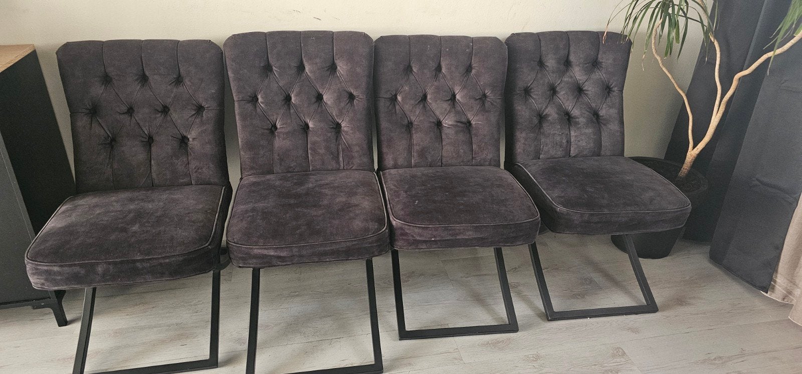 Bieden Set van 4 donkergrijze eetkamerstoelen met gecapitonn, Modern, Klassiek, Chesterfield, Ophalen of Verzenden, Zo goed als nieuw
