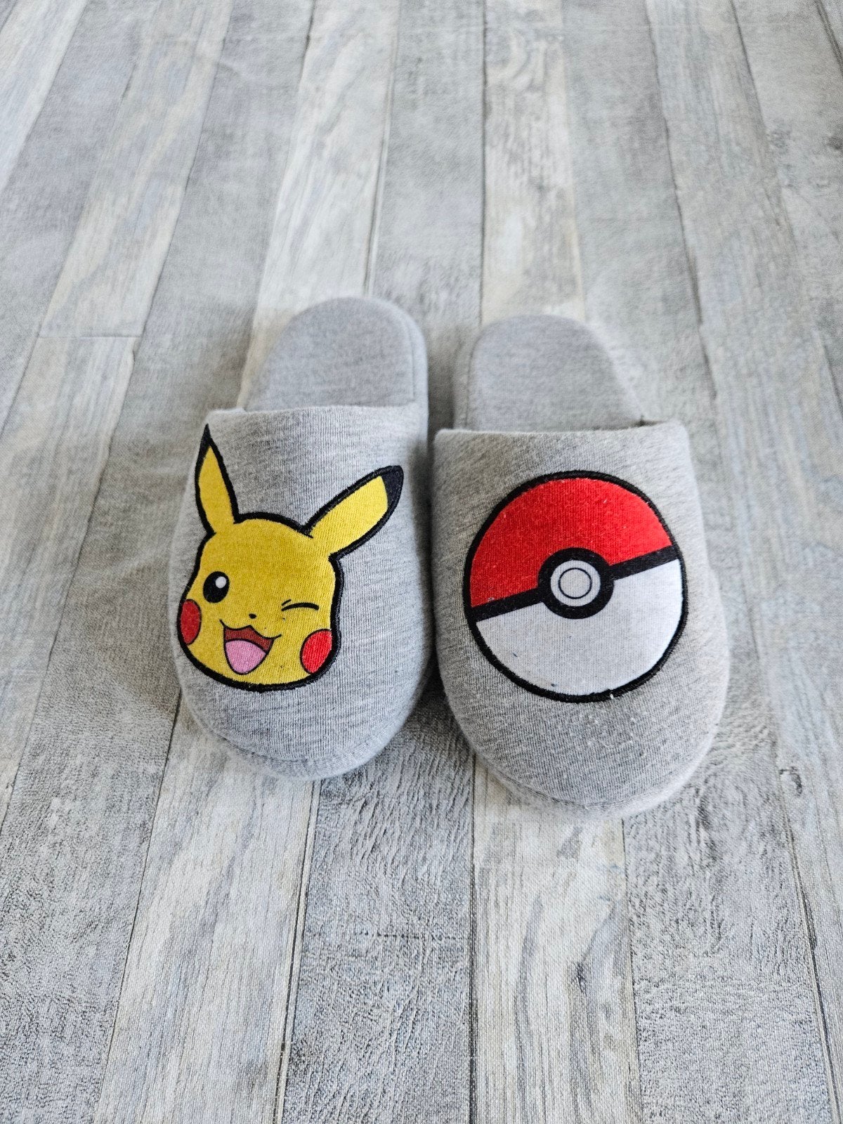 pokemon pikachu sloffen maat 31, Slofjes, Gebruikt, Ophalen of Verzenden, Jongetje
