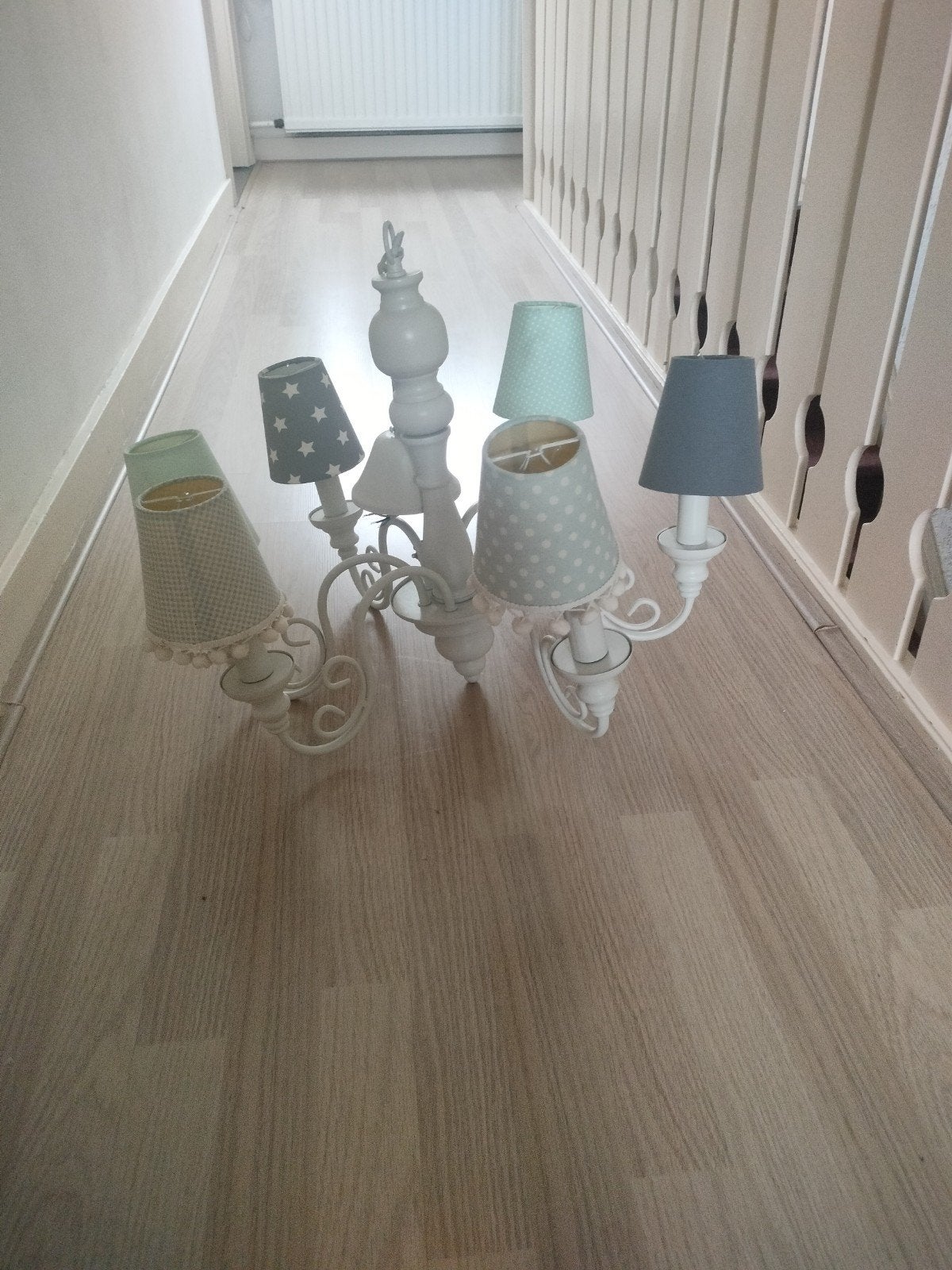 Witte kroonluchter met gekleurde lampenkappen, Ophalen, Gebruikt, Kinderkamer, speels, pastel, Metaal