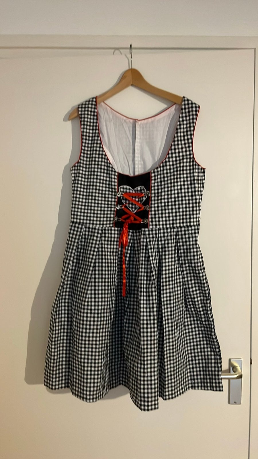 Dirndl jurk zwart-wit geruit met rood accent, Zwart, Maat 42/44 (L), Ophalen of Verzenden, Zo goed als nieuw