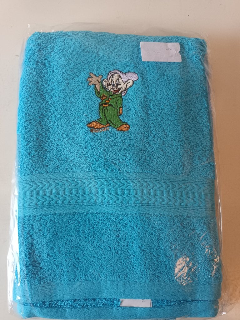 Nieuw geborduurde aqua handdoek Dwerg van sneeuwwitje, Ophalen of Verzenden, Nieuw, Blauw, Handdoek