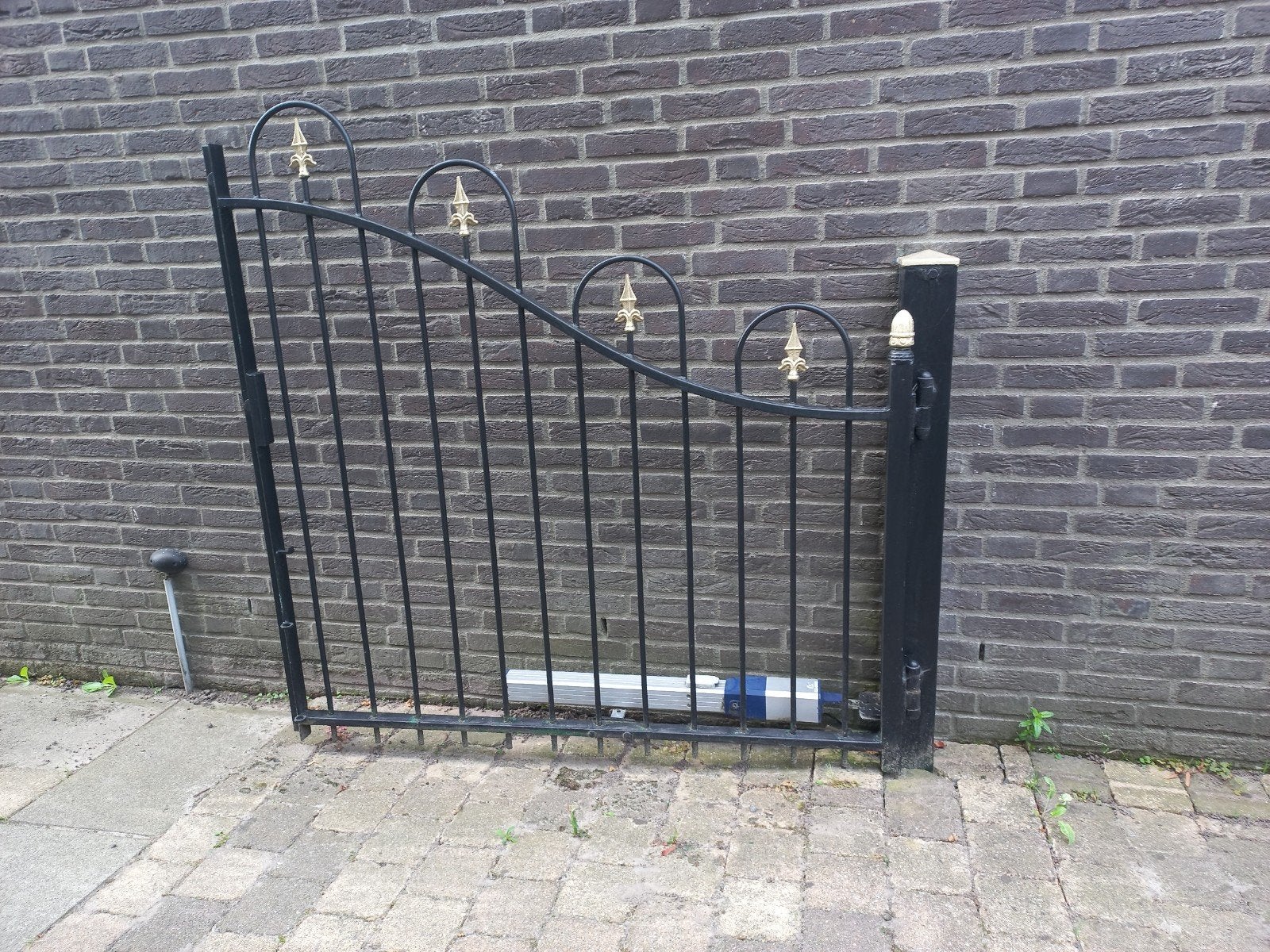 Zwarte stalen electrische sierpoort, Tuin en Terras, Ophalen, Met poort, Gebruikt, Sierhekwerk