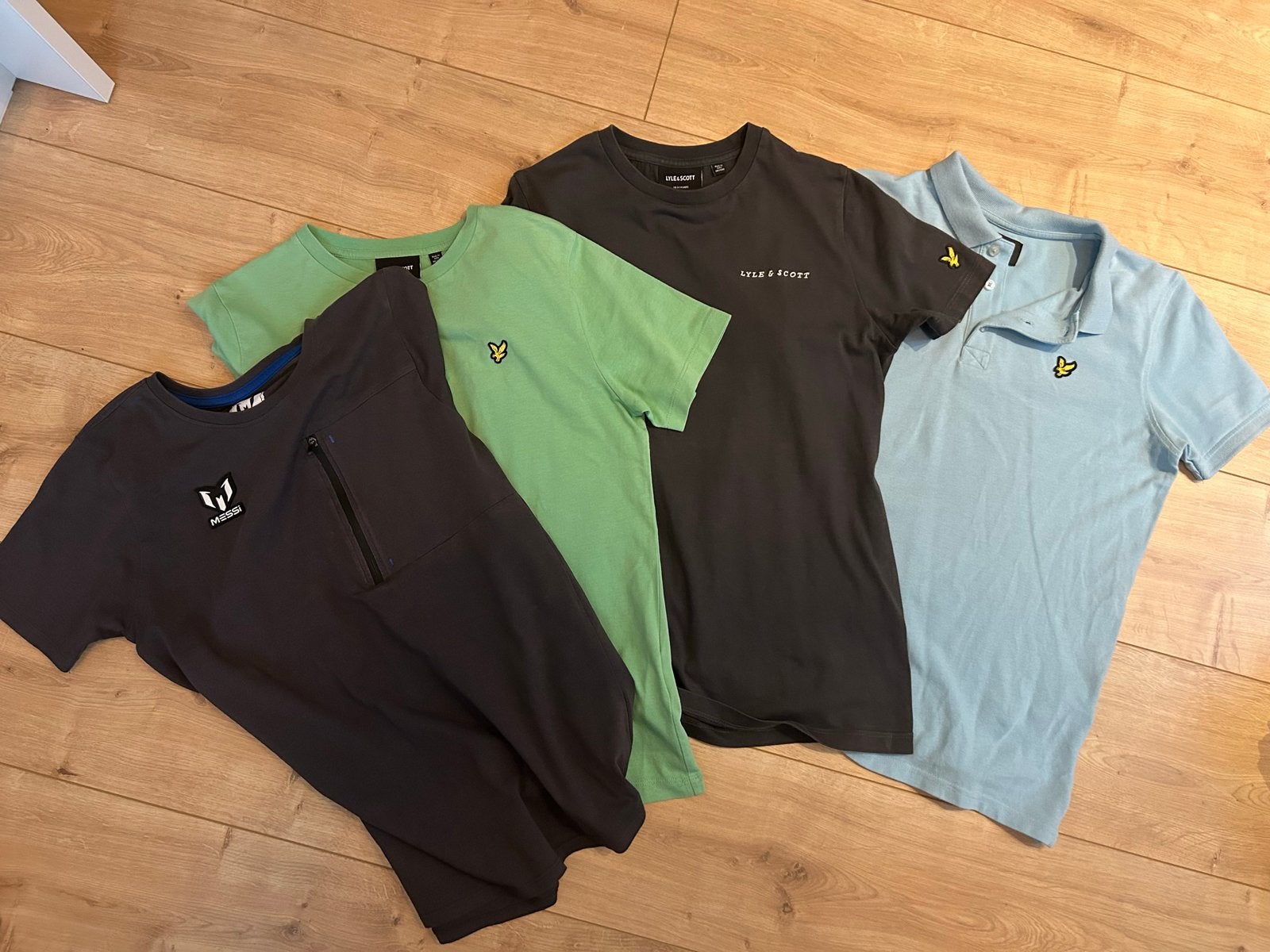 Set van 4 T-shirts: Lyle & Scott en Messi, Kinderen en Baby's, Kinderkleding | Maat 146, Ophalen, Zo goed als nieuw, Jongen, Shirt of Longsleeve