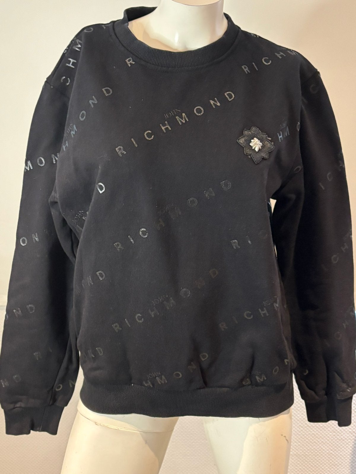Richmond sweater met vol met logo print maat m, Ophalen of Verzenden, Zo goed als nieuw, Maat 38/40 (M), Zwart
