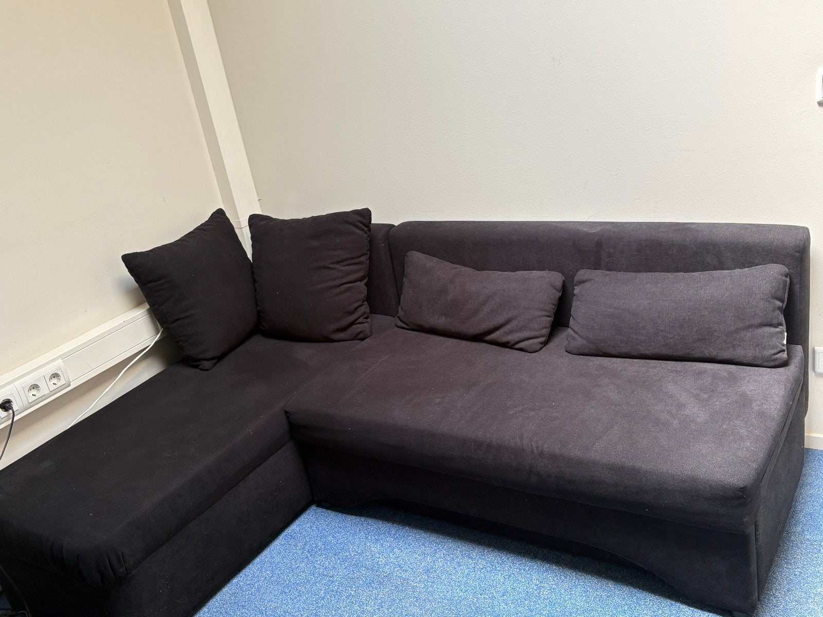 Comfortabele zwarte hoekbank met kussens, Huis en Inrichting, Ophalen, Gebruikt, 100 tot 125 cm, Hoekbank
