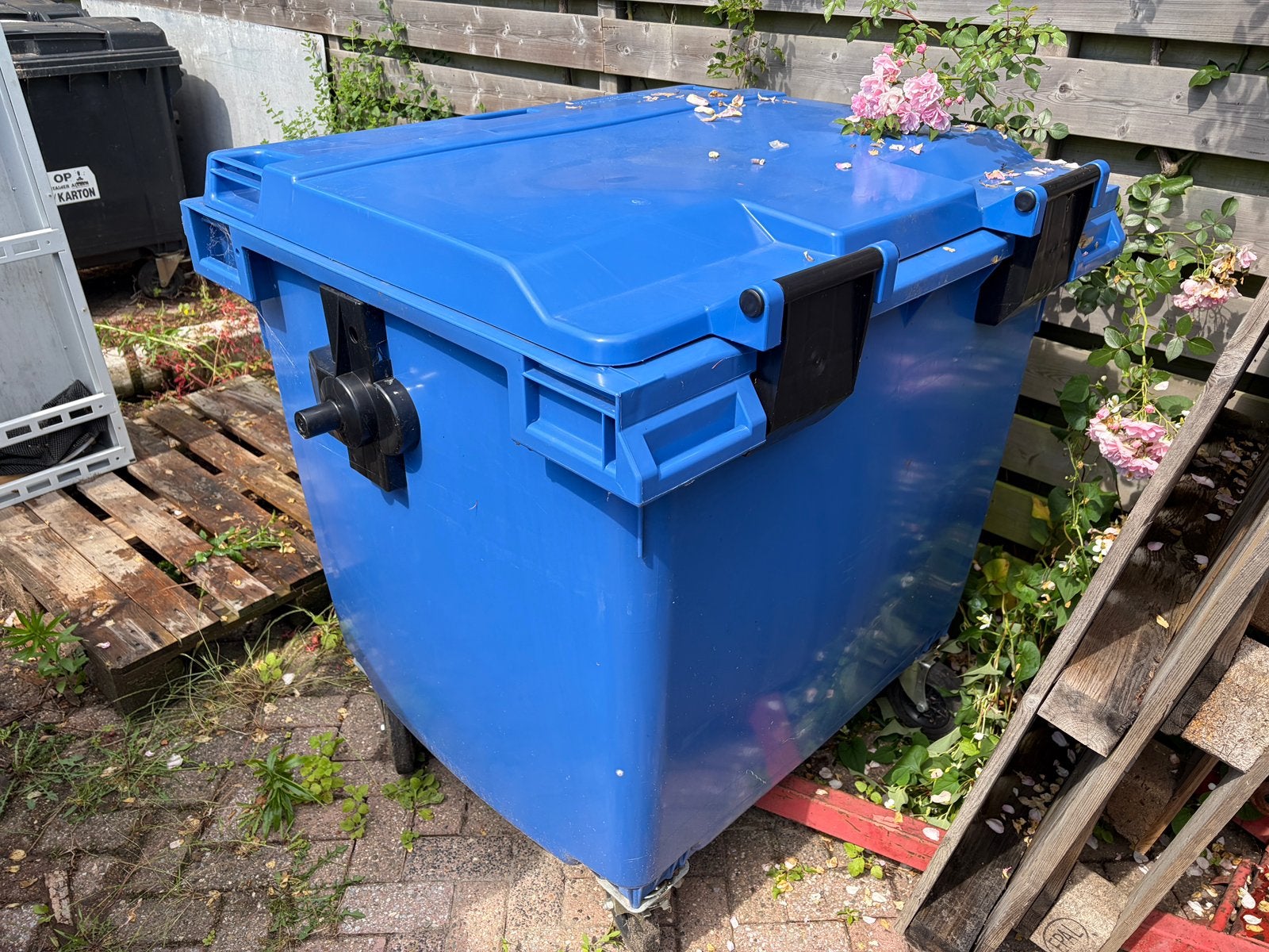 Afvalcontainers 1100 en 660 liter, Ophalen