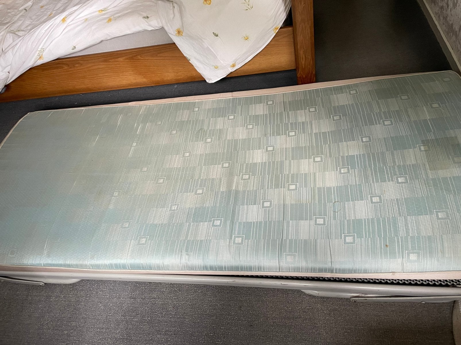 Gratis logeerbed op wieltjes met dun matras, Ophalen, Gebruikt, Eenpersoons, 80 cm