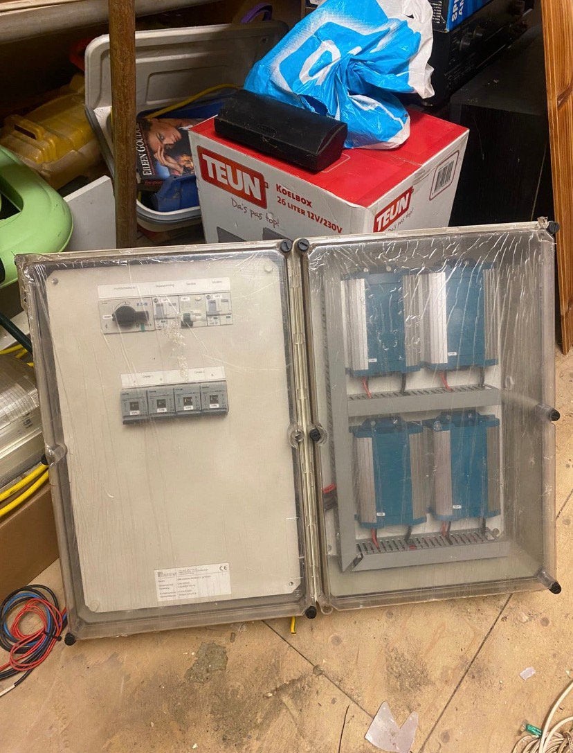2 groepenkast + 4 omvormers, Doe-het-zelf en Verbouw, Elektra en Kabels, Ophalen, Zo goed als nieuw, Groepenkast