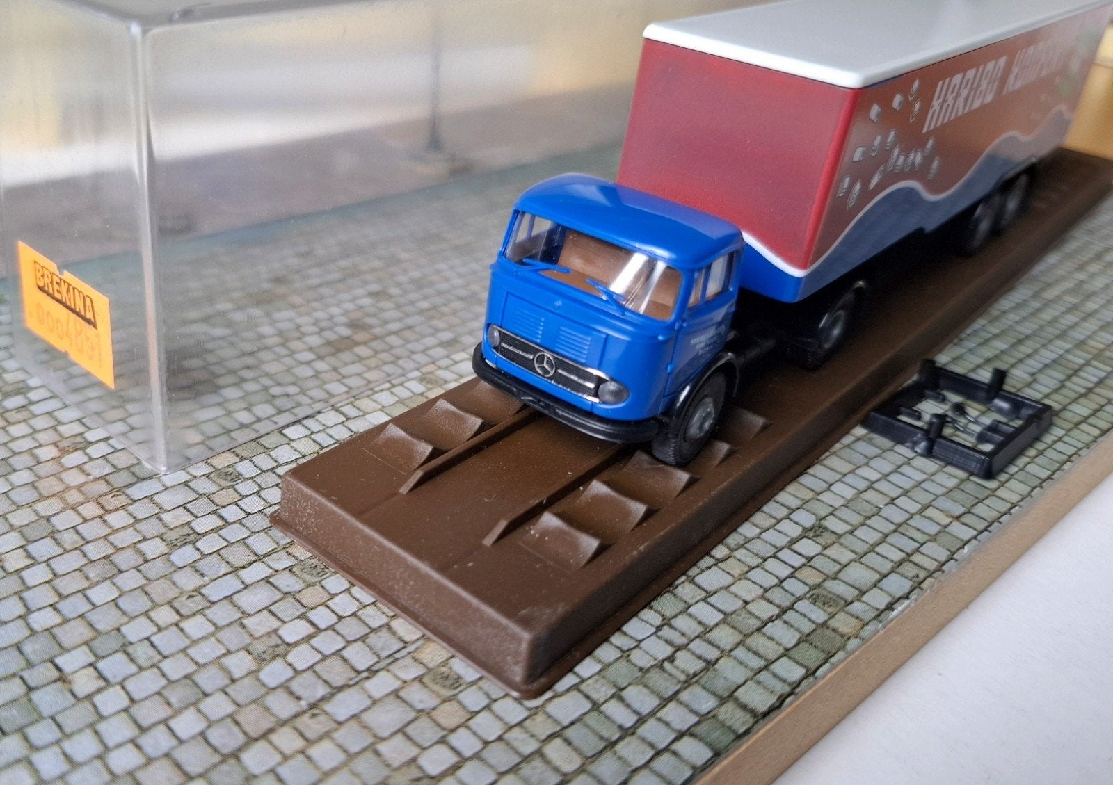 Brekina 4851 Mercedes Benz O + oplegger Haribo Konfekt, 1/87, Hobby en Vrije tijd, Ophalen of Verzenden, Zo goed als nieuw, Gelijkstroom of Wisselstroom