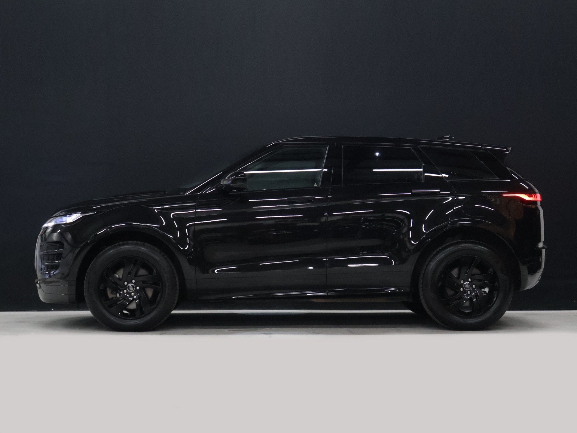 Land Rover Range Rover Evoque 1.5 P300e AWD Bronze Collectio, 309 pk, Zwart, Vierwielaandrijving, Hybride Elektrisch/Benzine