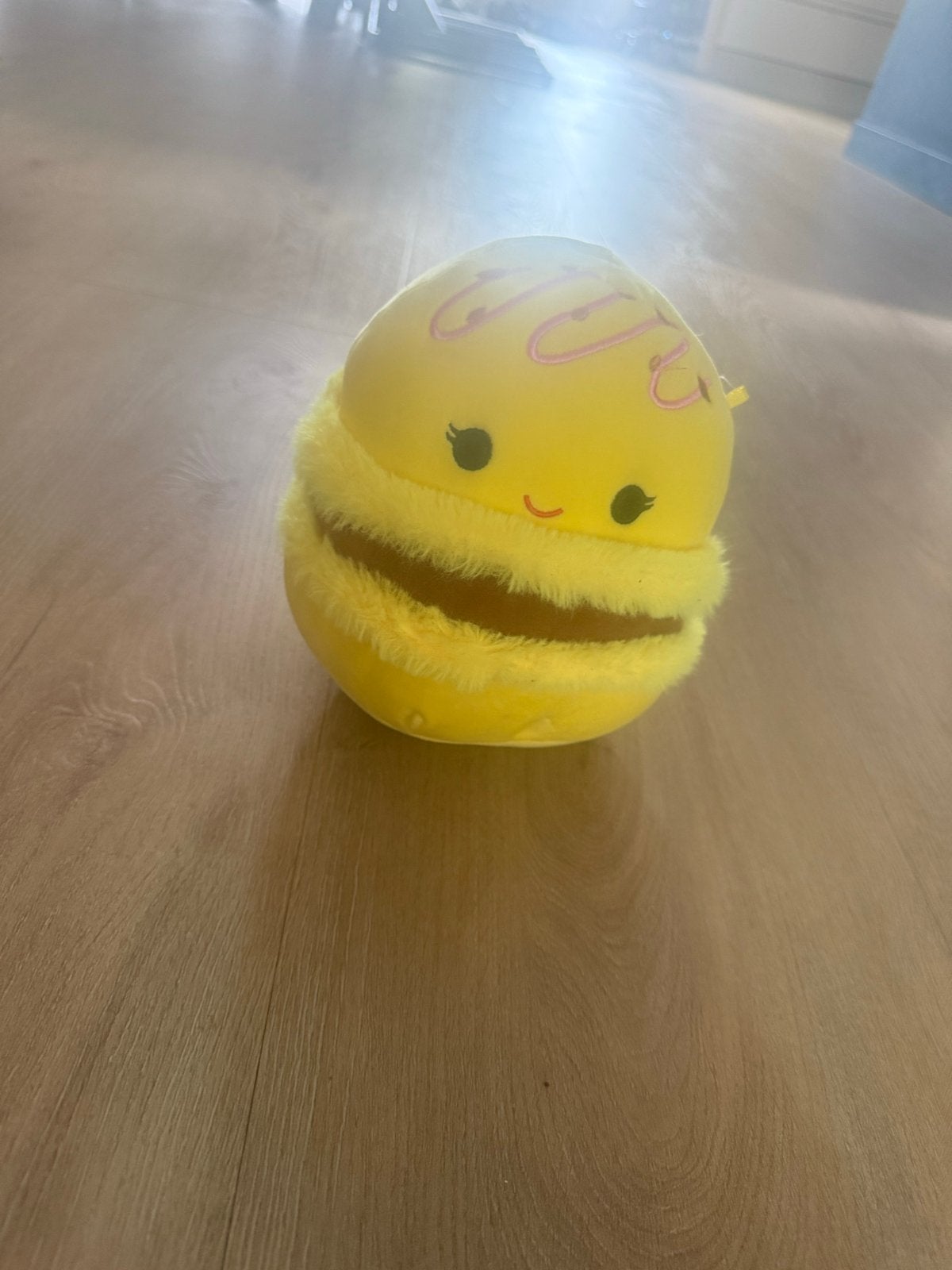 Squishmallow Macaron Geel - Zo goed als nieuw, Overige typen, Ophalen of Verzenden, Middelgroot (20 tot 80 cm), Squishmallow