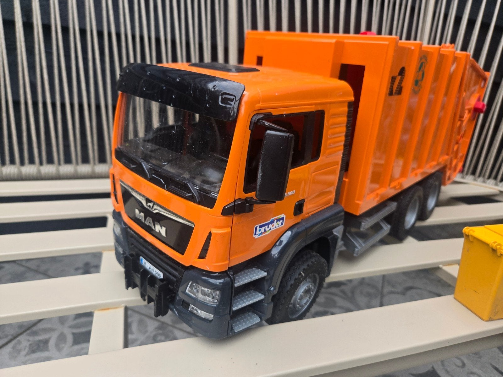 Bruder MAN vuilniswagen met containers, Ophalen of Verzenden, Gebruikt