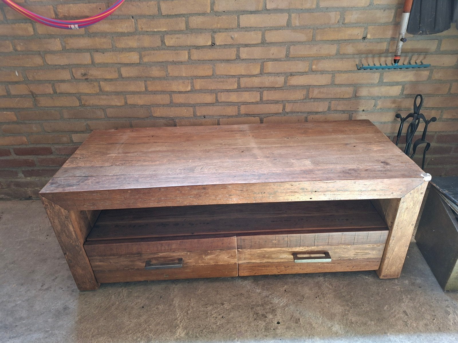 Massief houten tv meubel L 130 B 54 H 49 cm, Ophalen, 100 tot 150 cm, Zo goed als nieuw, Minder dan 100 cm
