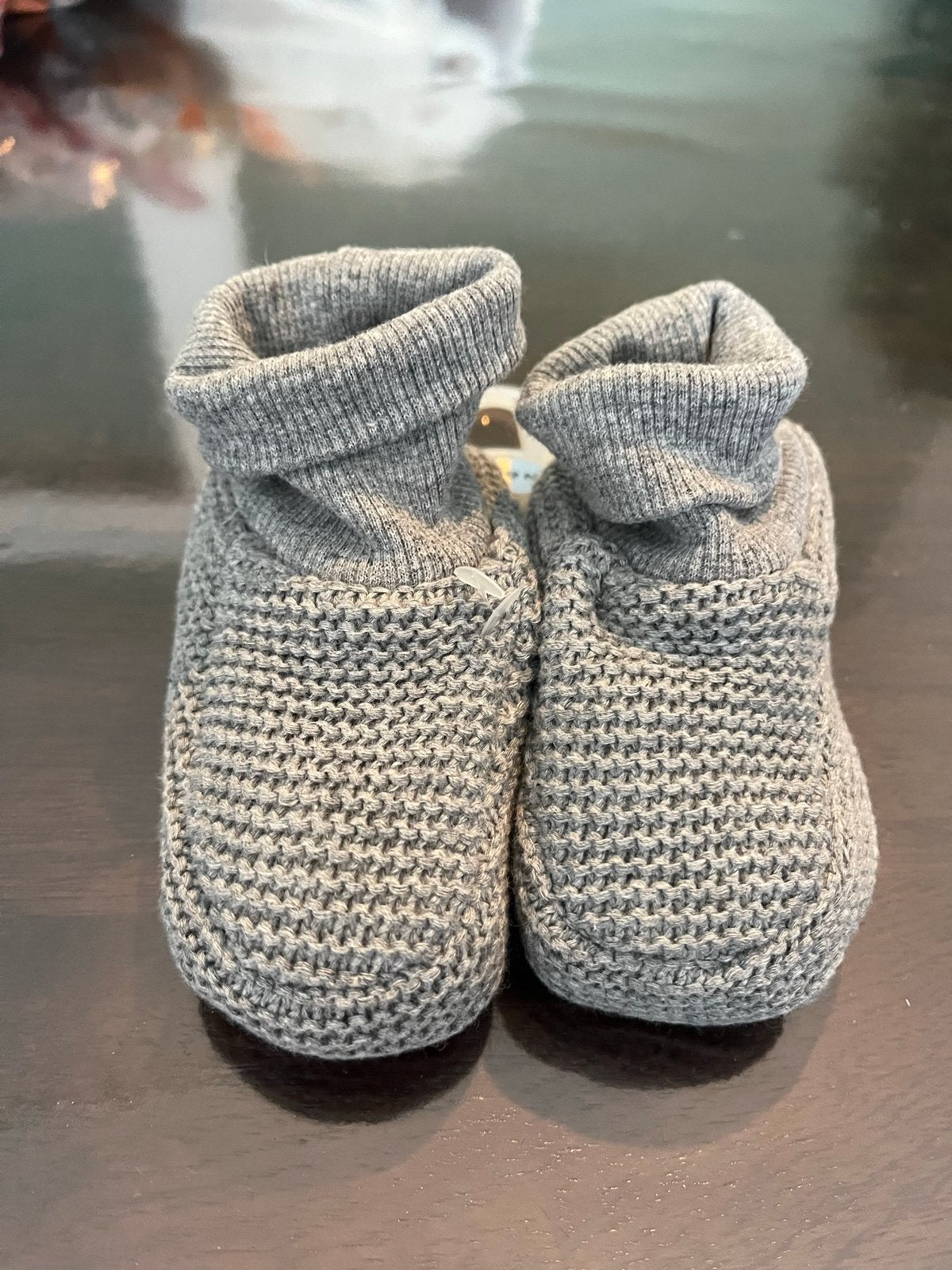 Grijze gebreide slofjes voor baby's (4-9 maanden), Kinderen en Baby's, Ophalen of Verzenden, Nieuw, Jongetje of Meisje, Slofjes