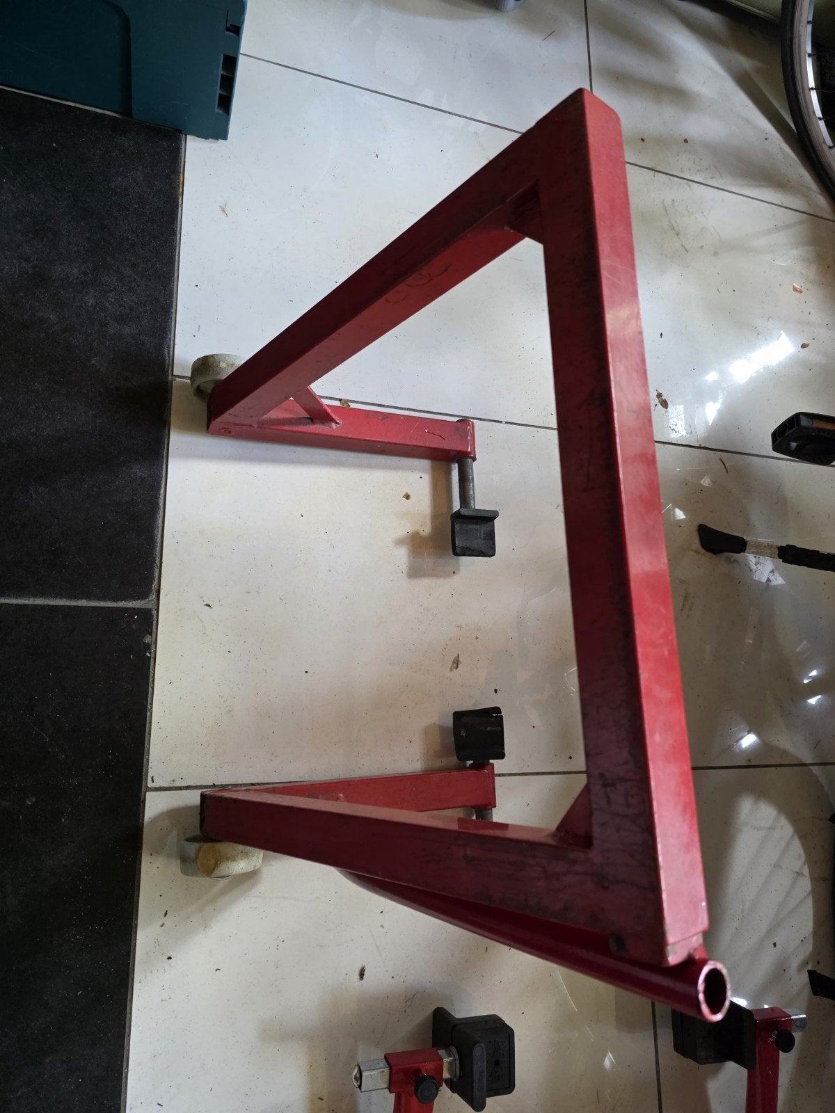 Paddockstand bok achter of voor motor, Ophalen