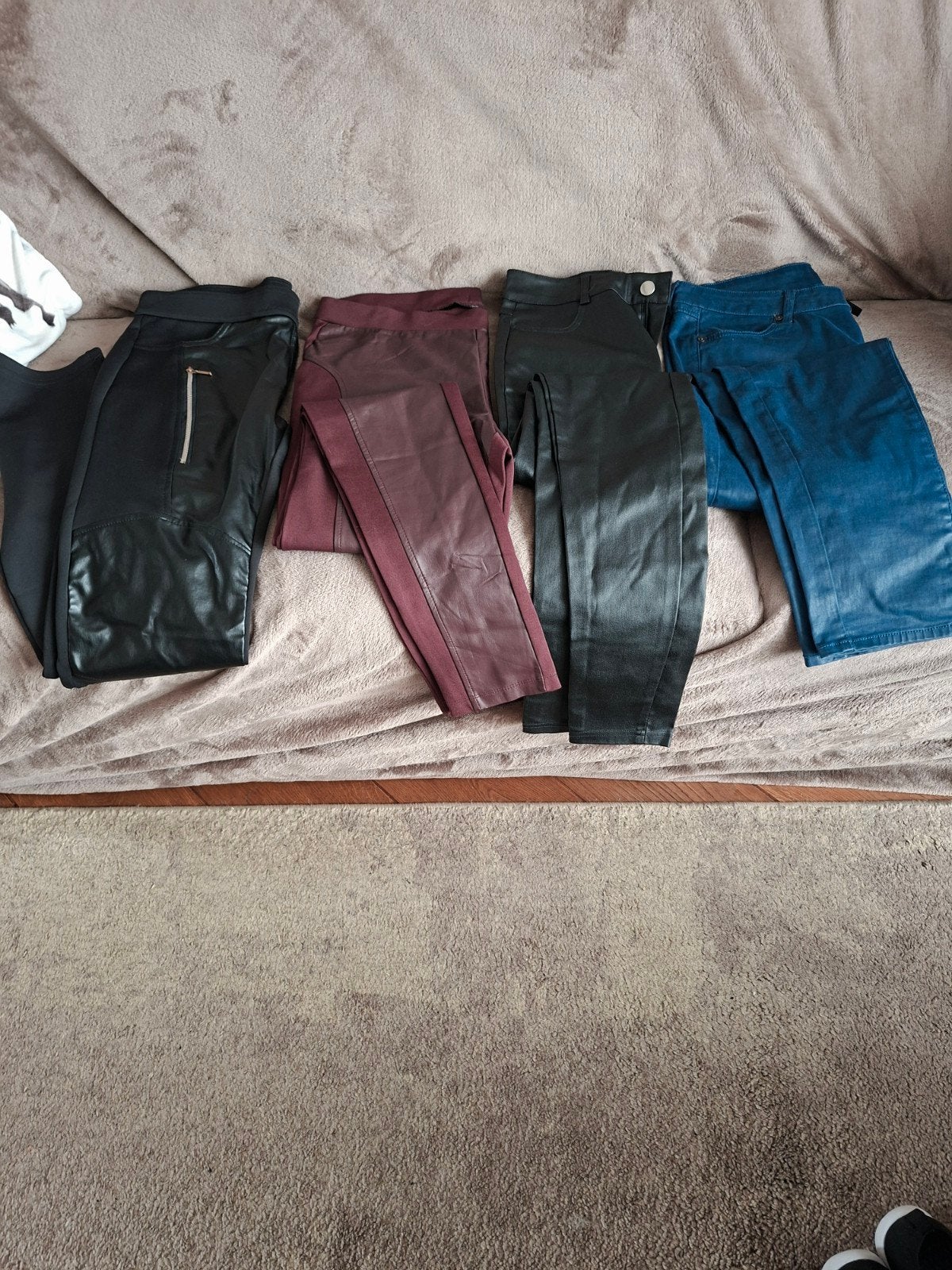 4 broeken met imitatieleer, Kleding | Dames, Broeken en Pantalons, Maat 38/40 (M), Overige kleuren, Ophalen of Verzenden, Zo goed als nieuw