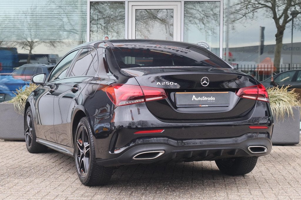 Mercedes A-Klasse Limousine A 250 e AMG-Line 218pk SoH 95% |, Auto's, Mercedes-Benz, Gebruikt, 4 cilinders, 160 pk, Zwart