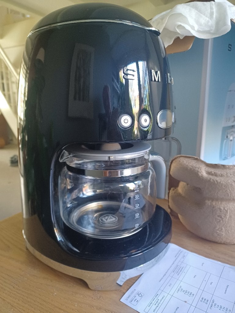 Nieuw Smeg koffiezetapparaat, Witgoed en Apparatuur, Koffiezetapparaten, Ophalen, 10 kopjes of meer, Gemalen koffie, Koffiemachine