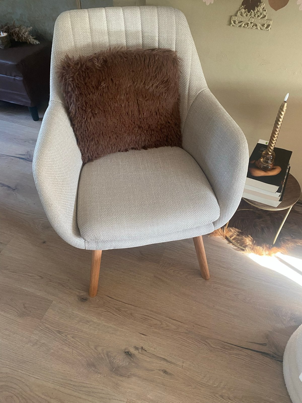 Comfortabele fauteuil - Beige stof met houten poten, Ophalen, Minder dan 75 cm, Zo goed als nieuw, 50 tot 75 cm