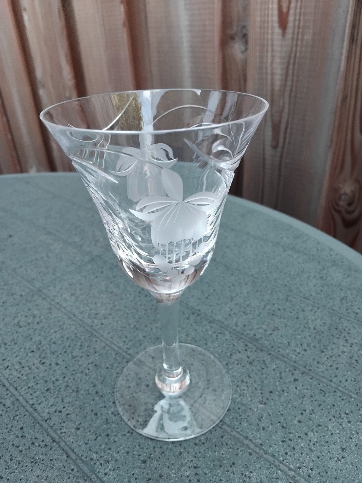 Elegant gegraveerd wijnglas met bloemmotief, Antiek en Kunst, Ophalen of Verzenden