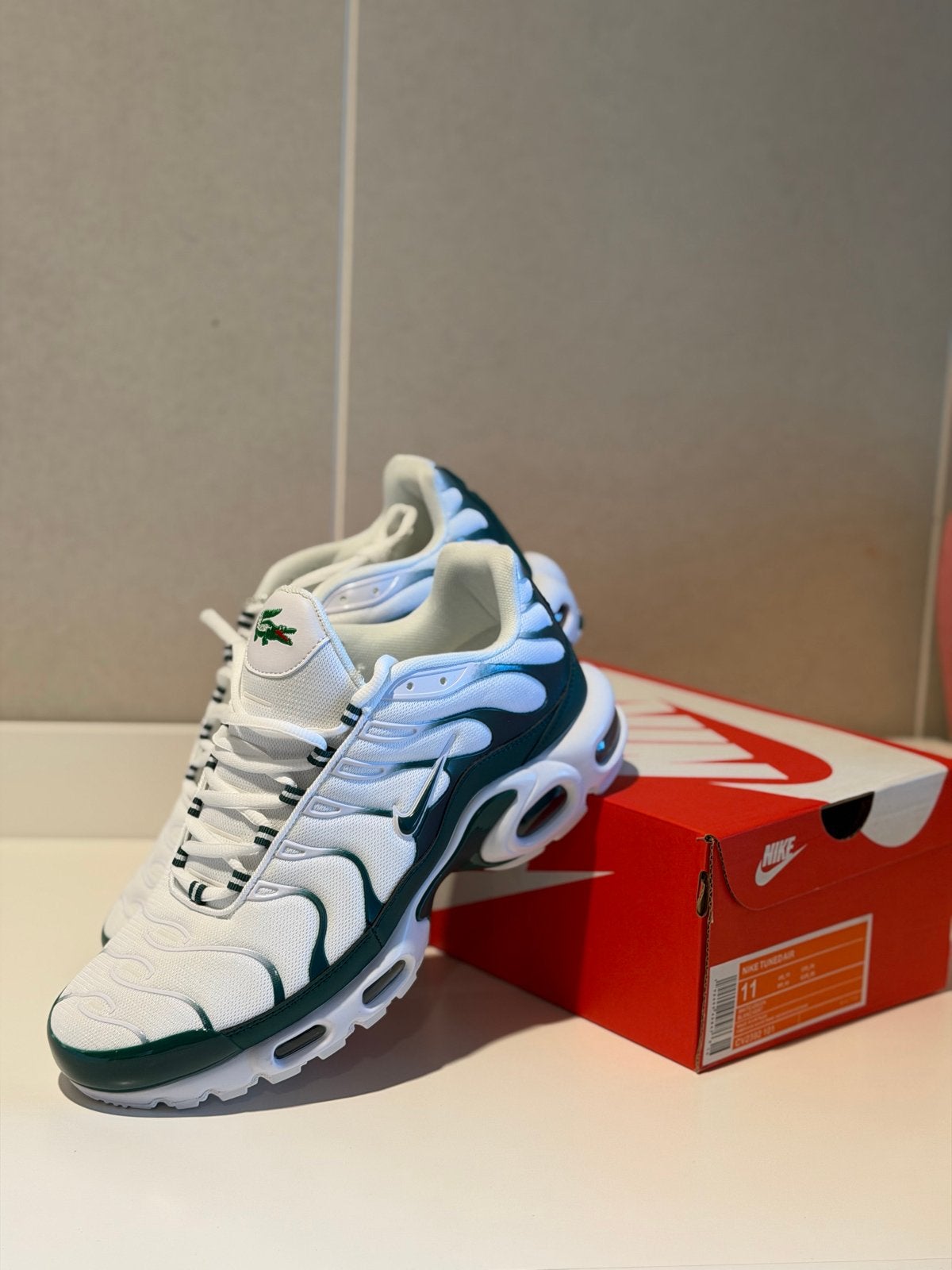 Nike Air Max Plus TN Wit Groen EU 45, Kleding | Heren, Schoenen, Ophalen of Verzenden, Nieuw, Wit, Sneakers of Gympen