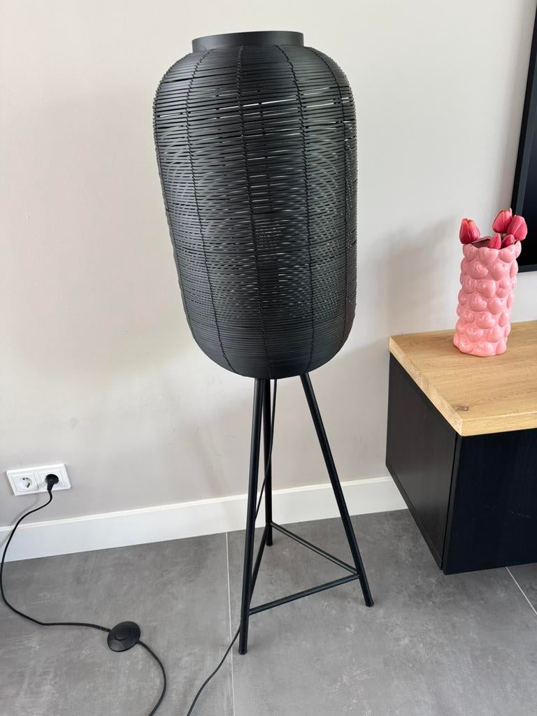Vloerlamp Driepoot Ø35x136 Cm TOMEK Mat Zwart, Huis en Inrichting, Lampen | Vloerlampen, Ophalen, Zo goed als nieuw, 150 tot 200 cm