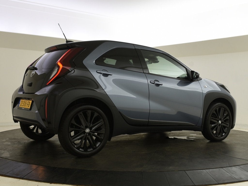Toyota Aygo X 1.0 VVT-i S-CVT Premium Bi-tone | JBL | Keyles, Auto's, Automaat, Gebruikt, 4 stoelen, Leder en Stof