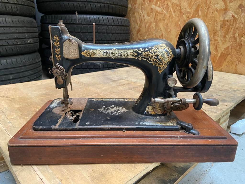 Antieke Singer naaimachine, Ophalen