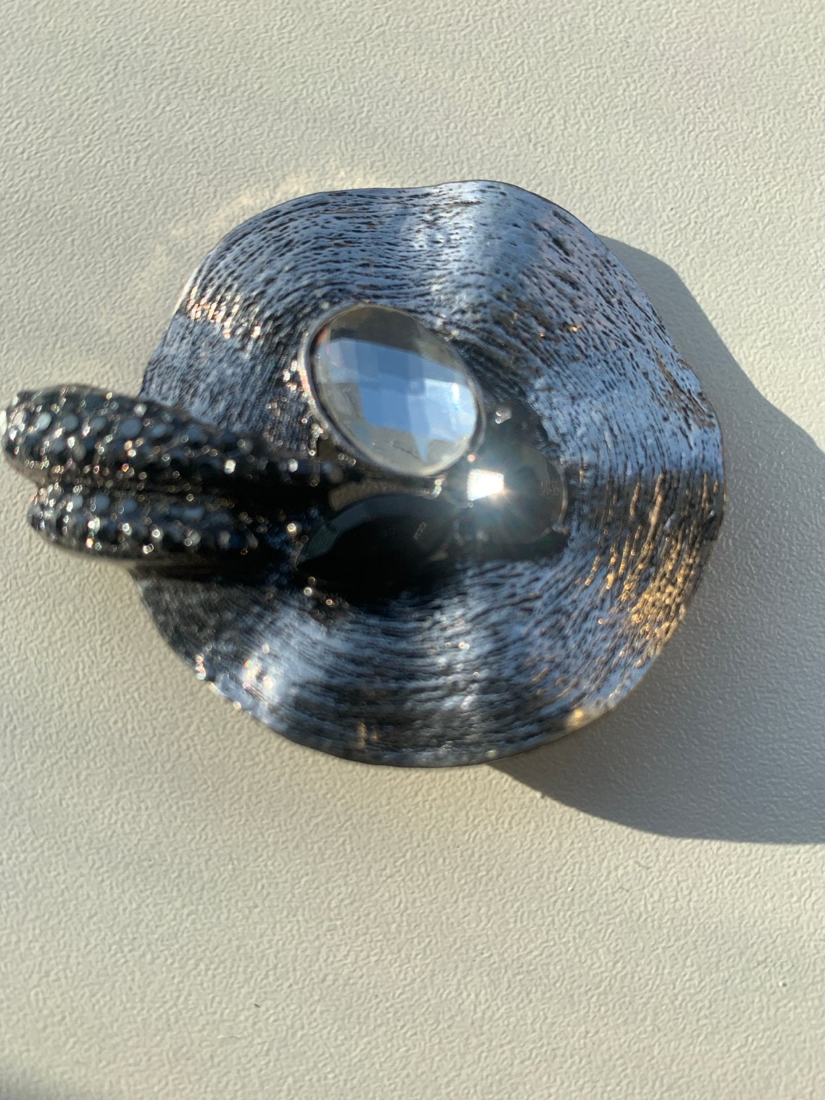 Unieke Zwarte Broche met Kristallen en Strass, Met kristal, Overige materialen, 4 tot 7 cm, Zwart