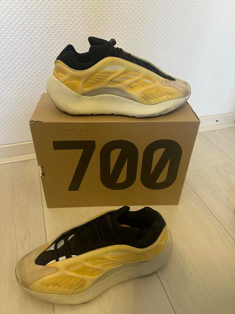 Adidas Yeezy 700 V3 Azael - Maat 42 2/3, Kleding | Heren, Schoenen, Ophalen of Verzenden, Zo goed als nieuw, Overige kleuren, Sneakers of Gympen