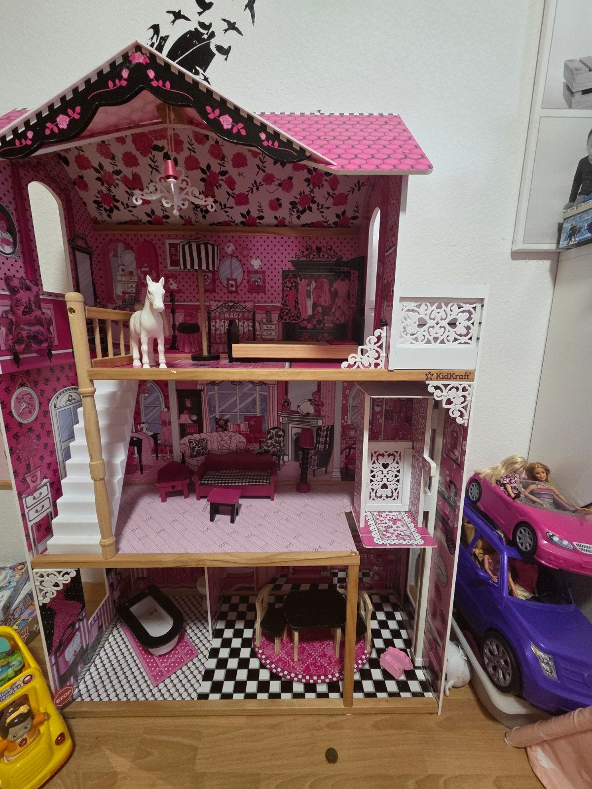 Poppenhuis met Meubels en Barbie Auto's, Ophalen of Verzenden, Gebruikt, Poppenhuis