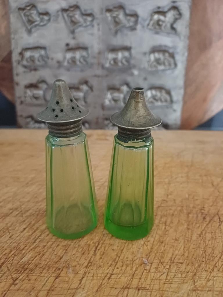 Peper en zoutstel Hazel-Atlas messing knop Anna groen glas, Antiek en Kunst, Verzenden