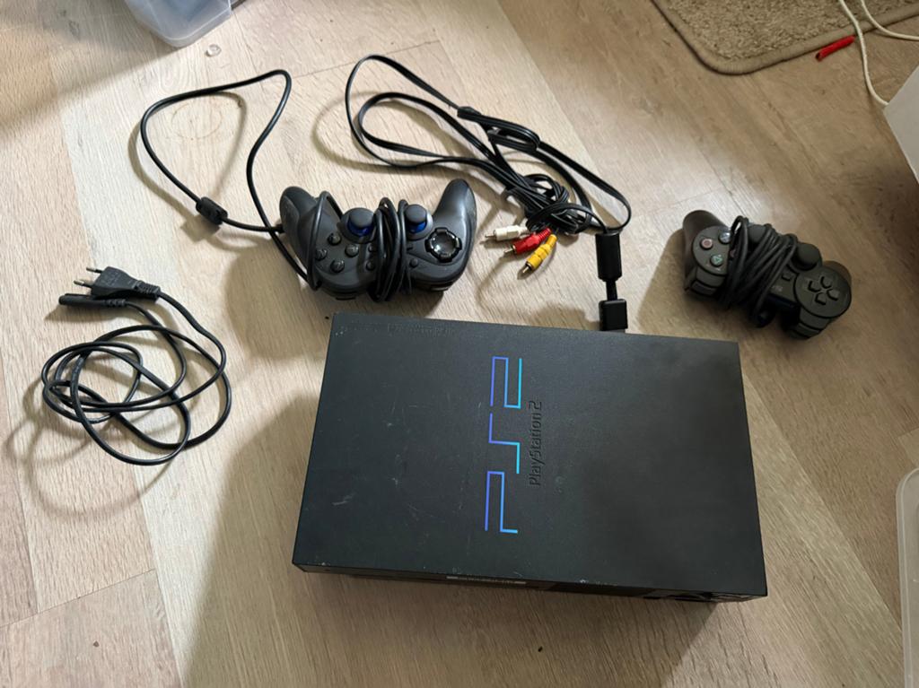 Sony PlayStation 2 (PS2) met 2 controllers, Spelcomputers en Games, Spelcomputers | Sony PlayStation 2, Gebruikt, Phat, Zwart