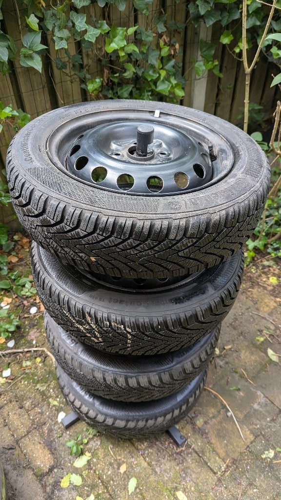 Vier stalen velgen met winterbanden Peugeot 107, C1, Aygo, Ophalen, 14 inch, Gebruikt, 155 mm